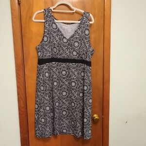 Lola Sleeveless Black and White V-Neck Patterned Dress -size XL